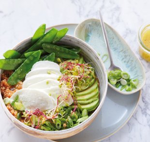 Veggie-Bowls mit Quinoa und Hofmozzarella 