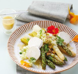 Spargelsalat mit Pistazien und Hofziegenkäse