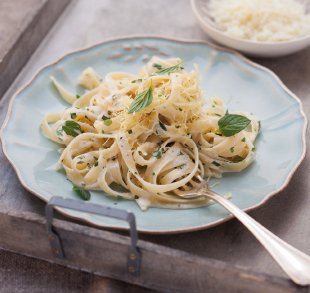 Pasta mit grünem Frühlingsugo