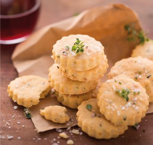 Knuspriges Käsegebäck mit Weichkäse