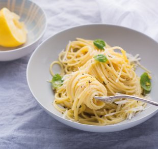 Zitronen-Pasta mit Hofhartkäse