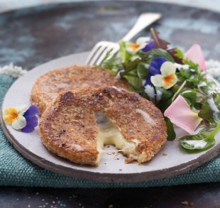 Gebratener Hofweichkäse auf Kräutersalat