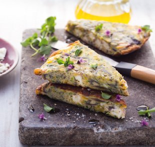 Zucchini-Tortilla mit Hofsalzlakenkäse