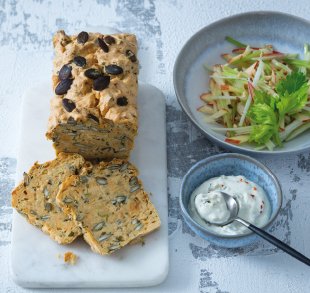 Rezepte, Kartoffel-Kürbiskern-Pastete mit Hofschnittkäse dazu Apfel-Sellerie-Kohlrabi-Rohkost mit Hofblauschimmelkäse-Dip