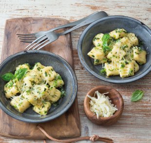 Gnocchi mit grüner Kräuter-Hofbutter dazu Vanillecreme mit Hofmilch und Orangen