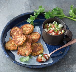 Kichererbsenfladen mit Hofsalzlakenkäse dazu Mittelmeer-Dip mit Hofmozzarella