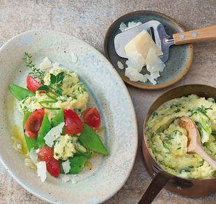 Kräuterpolenta und Zuckerschoten-Gemüse